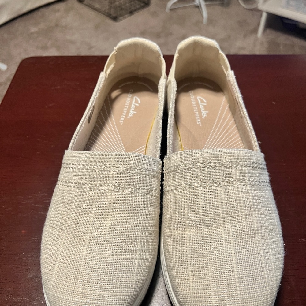 Clarks Women's Cream Slip-On Shoes Size 9M